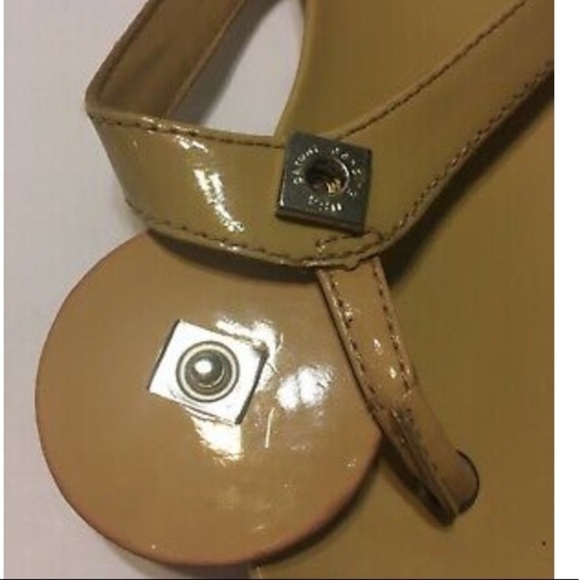 LINDSAY PHILLIPS medallion tan patent sandals thongs size 9.5 - Picture 6 of 11